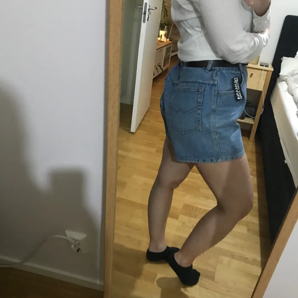 Fina jeansshorts köpta på Humana Secondhand, dessvärre är de för stora. Strl 29, jag skulle säga att de borde passa någon som har storlek L/40. Köpte för 100, säljer för 70. Om du köper någonting i min shop för över 50kr så får du med något för 20kr.. Shorts.