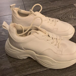 Vita Skor  - Använda en gång! Höga och är i storlek 41 men passar 40 