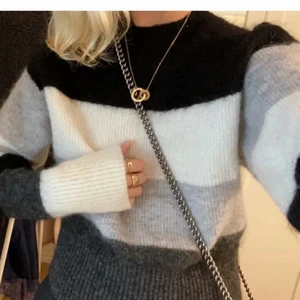 Stickad tröja - Säljer min stickade tröja från HM i mohair/wool blend💓💓