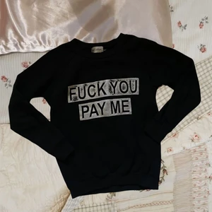 snygg sweatshirt med tryck - cool sweatshirt med tryck. Aldrig kommit till användning, känner att den kan bli fett snygg för nån som kan styla bra med den. från märket: sub couture. Ända är att lappen har halft ramlat av, samt liteee nopprig men inget man tänker på. Köparen står för frakt. 💕