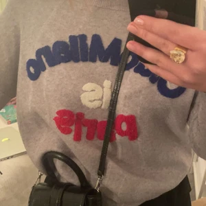 Stickad med tryck - Så najs stickad tröja med text i fina färger!! Säljer då den inte kommer till användning längre tyvärr. Köpt på Chelsea