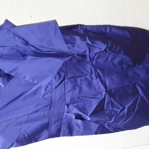 NY, oanvänd klänning - Säljer pga felköp och storlek. Ny klänning i färgen lila med rosett i detalj på sidan och dragkedja,knälång 