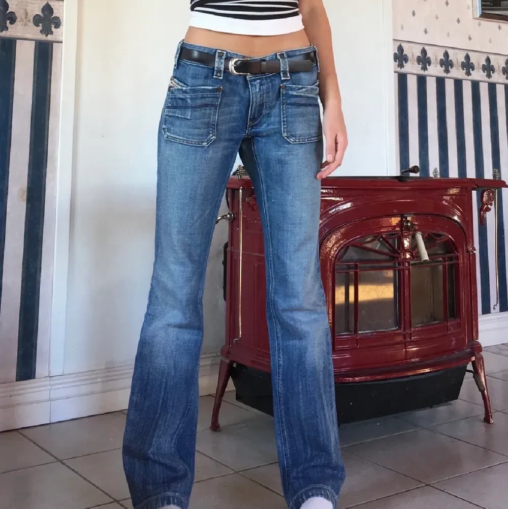 Lånade bilder! Ett par skitsnygga lågmidjade bootcut jeans från diesel som tyvärr är för små för mig. Midjemått: 88 cm Innerbenslängd: 78 cm, jag är ca 170 cm lång. Jeans & Byxor.