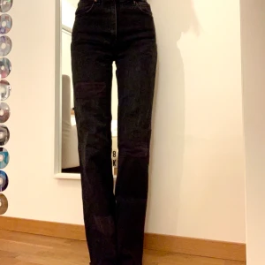 Svarta wide-leg jeans - Svarta wide-leg jeans från Zara. Hålen är igentäckta och jeansen är har lite patchwork. Det syns inte jättemycket. Säljer då jag inte tycker att de passar mig. Jag är 172 cm lång. Köpare står för frakt. 