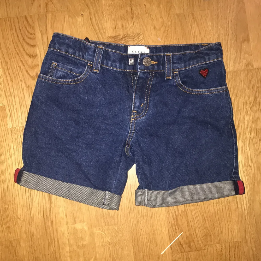 Ett par mörk blå Gucci jeans som har knappt blivit använda💕. Shorts.