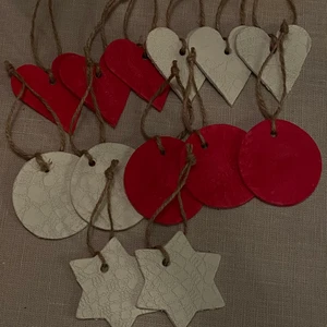 Julkulor  - Handgjorda juldekorationer, gjorda av mig. Gjorda på lufttorkad lera, som torkas vit. Går absolut att beställa andra former och färger. Säljs i 8-pack för 99kr och 13:pack för 149kr. Frakt tillkommer om du vill få det postas. Annars kan jag mötas upp i Norrköping💙