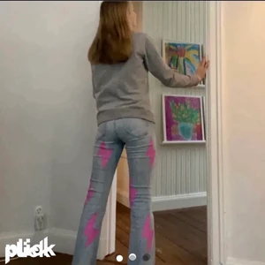 # blixtar - Ett par jätte snygga ljus blåa utsvängda jeans med blixtar på jag är 164 och dem passar perfekt i längden🙌🏽❤️⚡️ dem är mellan lågmidjade och midrise❤️⚡️💕