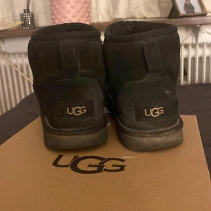 Svarta uggs  - Svarta uggs i använt skick men fortfarande hela! Stl 36