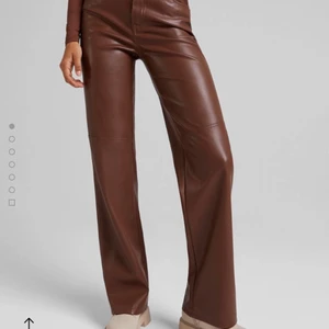 Läderbyxor  - Helt nya, fortfarande lappen på. Men säljer pga, för korta för mig som är 177cm. Är i storlek 36 men skulle rekommendera till någon med storlek 34. Köparen står för frakt 