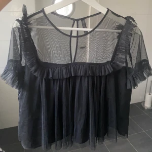 Zara topp - Säljer nu denna trendiga zara meshtoppen som inte går att köpa länge. Jag köpte den secondhand och den är fortfarande i toppskick. Kommer ändast sälja vid bra bud då den är efterfrågad. Det är jag på bilden, kan skicka fler bilder privat vid intresse ❤️‍🔥 