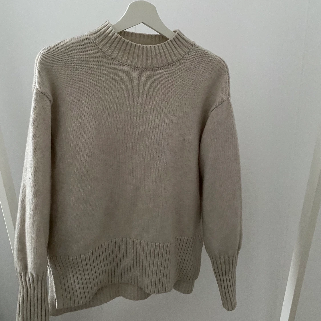 Beige stickad tröja 