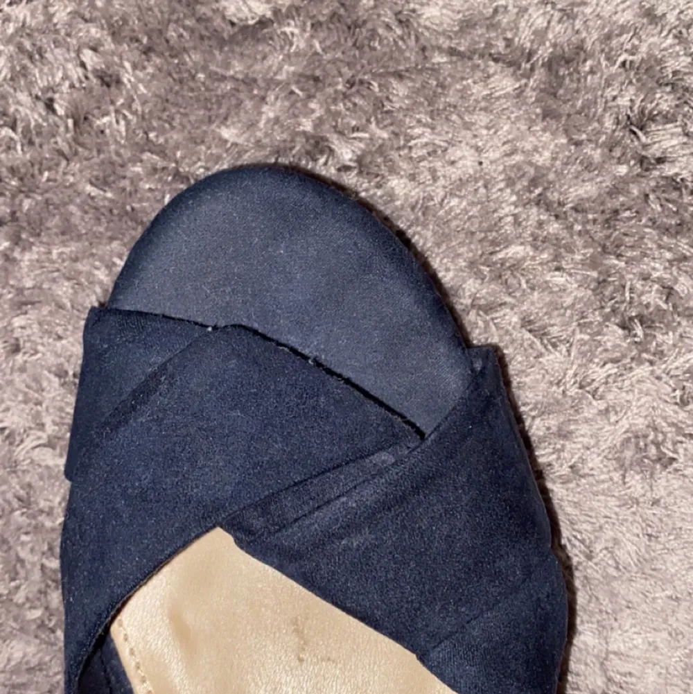Mörkblåa klackskor i okänt märke. Mycket mjuka och sköna att gå i och har används Max 5 gånger sedan 2018. Ordinarie pris 250. Skor.