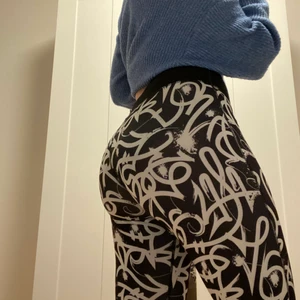 Träningsbyxor med graffiti mönster - Superfina och stretchiga träningsbyxor med coolt graffiti-mönster på! Skitsnygga och skitsköna! Dem andas bra och håller inte tillbaka en när man tränar. 🖤🖤