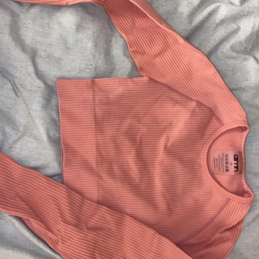 Säljer min fina rosa aim’n tröja. Från Ribbed seamless kollektionen. Det är en croppad stretchig tröja som sitter jättebekvämt på. Använd 1 gång så den är som ny, säljer då den är för liten för mig💓 Storlek xs och skulle säga att den är som en vanlig xs i storleken, frakt tillkommer!💖. Hoodies.