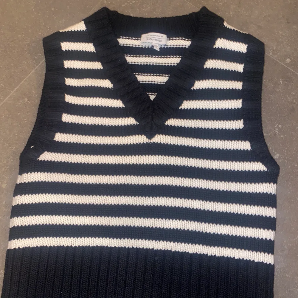 Randig sweater vest från otherstories, aldrig använd. Out of stock just nu på hemsidan. St XS, ganska oversized ❤️. Tröjor & Koftor.