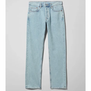 Mid Rise jeans  - Säljer dessa mid rise jeansen från weekday. Använda endast någon enstaka gång då de är för stora på mig. Storlek 25/28 och den storleken är helt slutsåld på hemsidan. På mig som är ca 163 cm är dem i ankellängd, skicka ett pm för egna bilder 🔥 originalpris: 500 kr, mitt pris: 159 kr + frakt ‼️