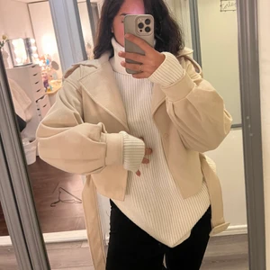 Beige jacka - Beige ull-bomber jacka, jätte fin men ej fått till använding. Strl 36, 200kr plus frakt🐻🐻