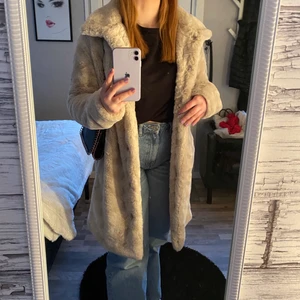 jacka  - Säljer nu min beige pälsjacka som nästan är oanvänd👏 Använd ett fåtal gånger, inga skador, ser fräsch och ny ut. Ny pris 1000kr, storlek S. Jackan går ner till knäna på mig, är 163cm lång. Köpare står för frakt!