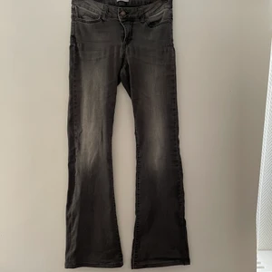 Hunkydory jeans  - Snygga jeans från hunkydory! Midrise och bootcut, lite slitningar men inget som syns mycket. (Därav det billiga priset) nypris 1895❤️ 3dje bilden är från hemsidan 