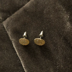 Örhängen  - Plast örhängen från hm tror jag! Använt typ 5 gånger❤️