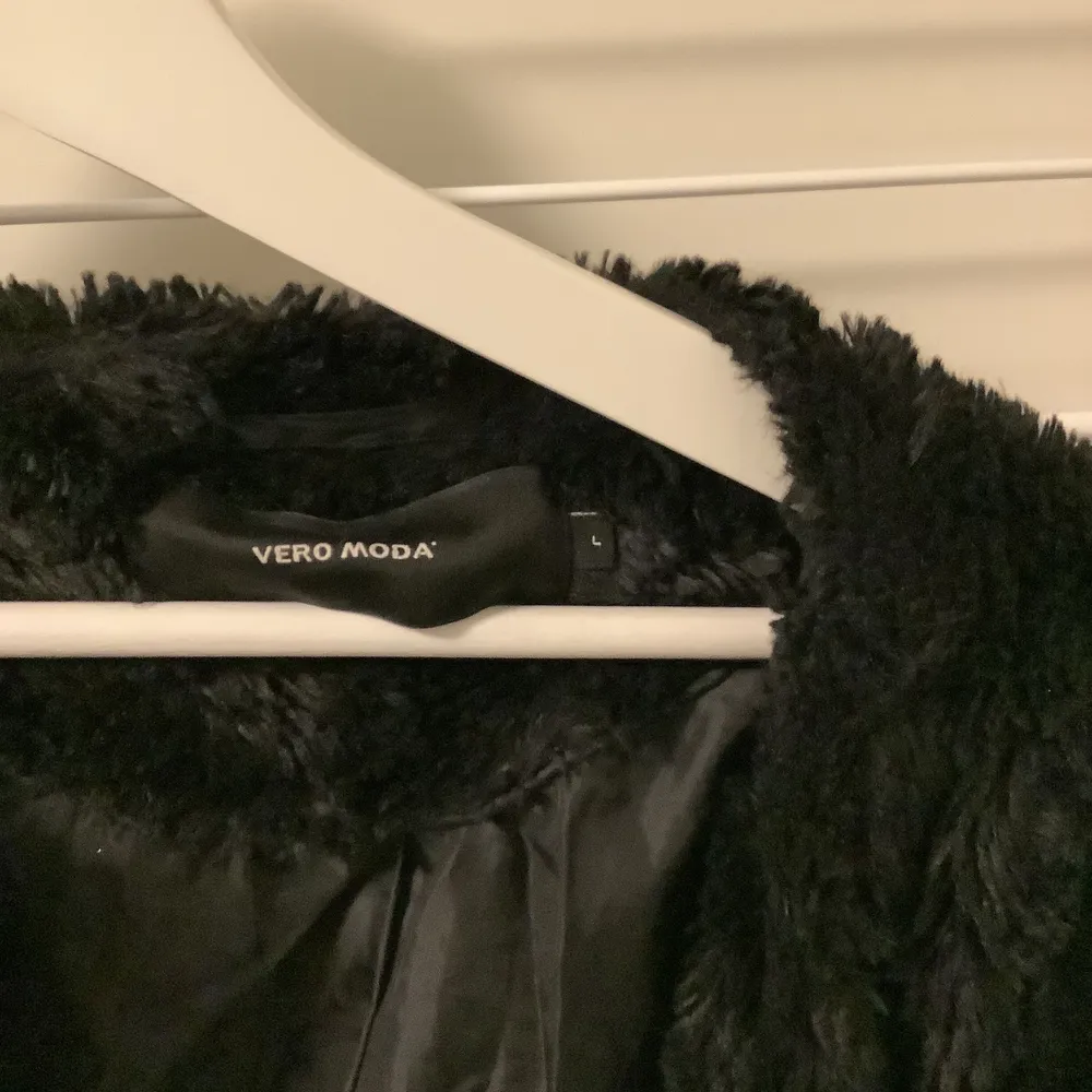 En mycket fin jacka/kappa ifrån Vero Moda, har inte används alls mycket, bra skick. Jackor.