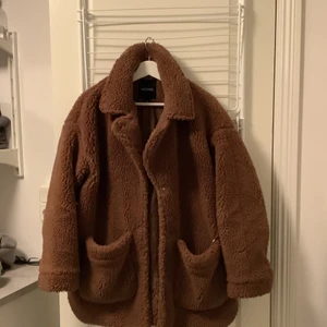 Teddy jacka - Jacka ifrån monki, används i 2 års tid men ändå fint skick! Storlek S. Frakt, nypris 700 kr