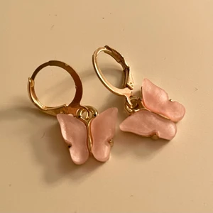 Guldörhängen🤩 - Fina guldörhängen med rosa fjärilar 💗 24kr för frakten 🤍