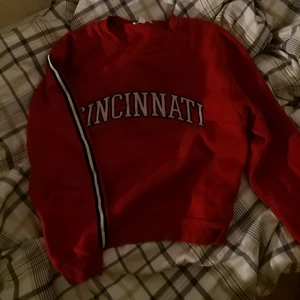 Röd tröja - En fin röd tröja (INTE OVERSIZE) den är normal size (?) Lol perfekt passform för personer med S.