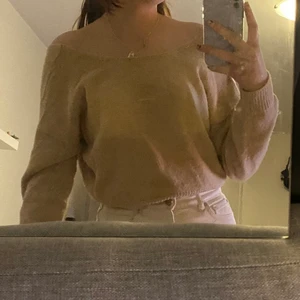 Stickad tröja - Jättesöt beige stickad tröja från NAKD i strl S❤️ Säljes pga att jag inte använder den, 150 kr exkl frakt el bud🥰 