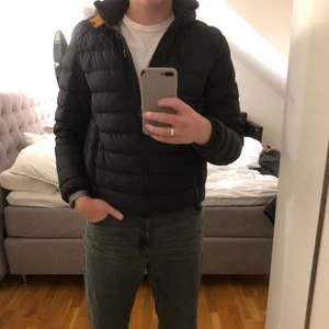 Parajumper super lightweight jacka st XL - Säljer nu min svin snygga parajumper jacka i storlek XL men sitter exsakt som en L. Det är parajumpers super lightweight vilket gör att den är jätte lätt vilket är otroligt skönt. Använd väldigt ömtåligt, använde den till och från förra vintern kanske 10-15 gånger men varje gång väldigt försiktigt! Den är i helt nyskick, finns absolut ingenting att lägga märket till! Köpte den i växjö på cenino finns förra hösten för 5200kr säljer nu för 1800kr eller högst budande!! En super deal enligt mig!🥰