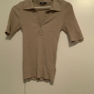 Tröja - Hej, säljer nu min supersnygga tröja från Gina tricot i st xs då den ej riktigt är min stil. Änvänd endast 1 gång så den är som ny. Säljer för 120kr