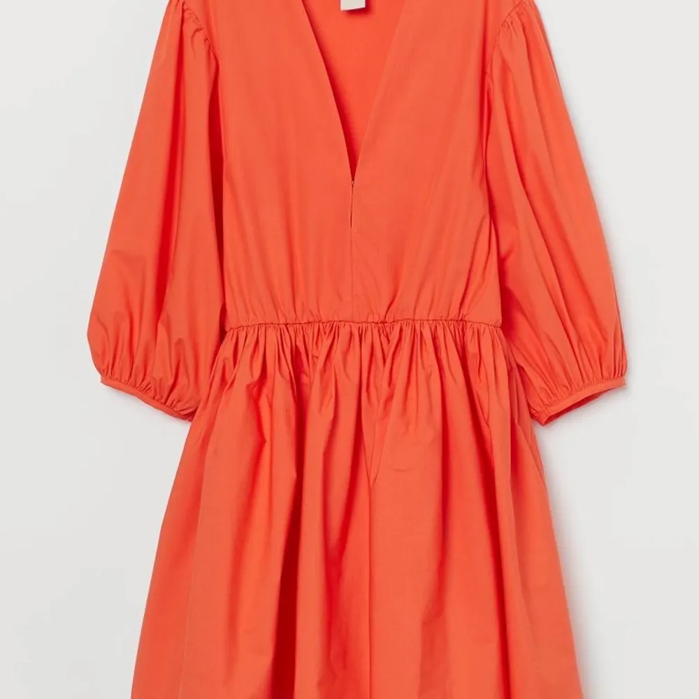 Hej! Söker den här klänningen i antingen rosa eller oranget i stolek 34 alternativt 36❤️ skriv om ni vill sälja. Klänningar.