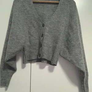 Stickad kofta - Hej, säljer min stickade kofta från Gina tricot då den ej kommer till användning. St M säljer för 150kr