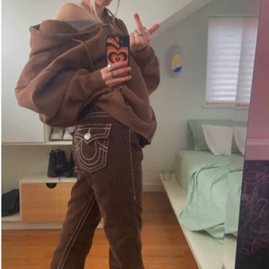 Brandy Melville brun Christy hoodie🤎⚡️🌷 - Super fin oversized zip up hoodie från Brandy Melville!🤎⚡️🌷 Asskön och perfekt nu till vintern! En av mina tidigare favvotröjor men måste tyvärr sälja nu då jag inte längre anspändes den så mycket!🤎⚡️🌷Nypris: ca 420kr! Mitt pris: 250kr!🤎⚡️🌷