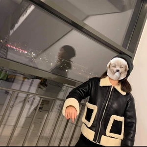  Sherling jacka  - Mycket bra skick                                                          Den är använd i ca 3 månader men den fungera väldigt bra☺️