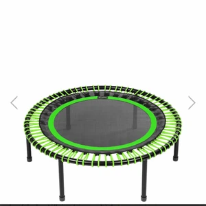 Bellicon innehus studsmatta  - Studsmatta från bellicon i nyskick, det är den dyra modellen för den har direkt fällbaraben så den är dyrare än vanlig säljer för den inte kommer till användning längre. Köpt för 6000kr