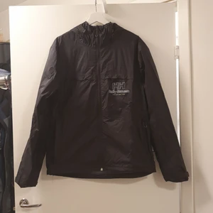 Helly hansen regnjacka  - Collab mellan HH och Sweet SKTBS, regnjacka. Två fickor fram med dragkedja. Använd fåtal gånger, inga defekter. Jackan är unisex Storlek M.