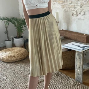 Beige-guldig kjol - En skön guldig kjol längd lite under knäna 