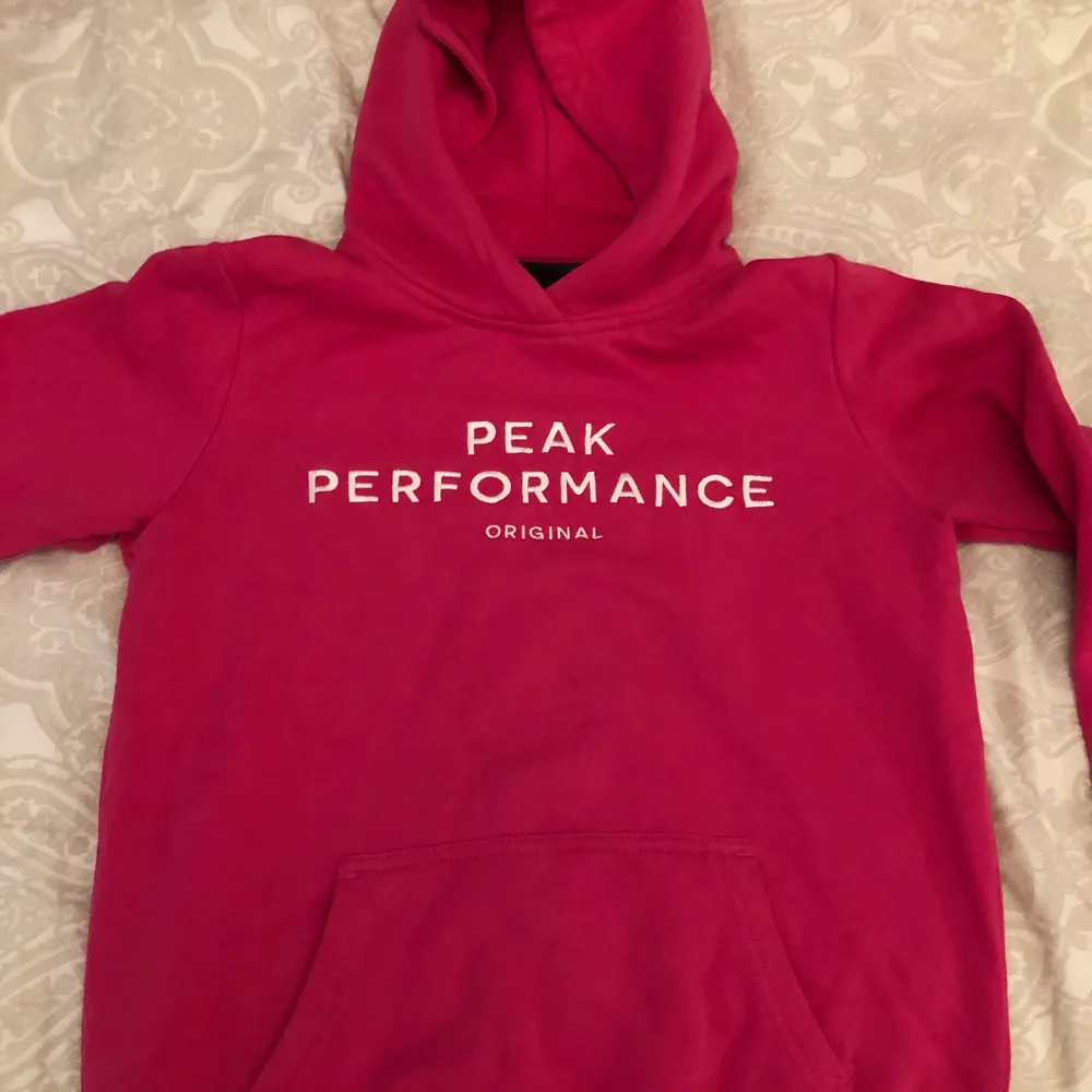 Oanvänd hoodie Peak Performance i storlek 150. Tröjor & Koftor.