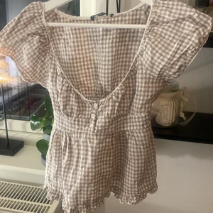 Brandy Melville topp  - Säljer en jätte fin topp från Brandy Melville i one size passar bra på mig som brukar ha s i vanliga fall, helt ny aldrig använd💗 säljer den för 200+ frakt