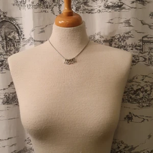 Halsband med bokstäver - Ett halsband med medföljande bokstäver som man kan skapa egna ord med. Finns åtminstone två av varje bokstav (från a till z).