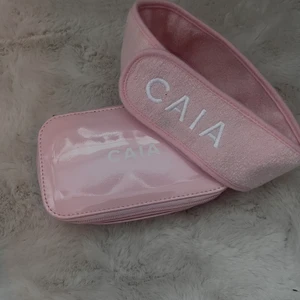 Caia - Caia necessär & hårband, aldrig använt. hårbandet köptes för 95 kr och necessären 110 kr, bud som gäller (kan köpas separat om det önskas) 