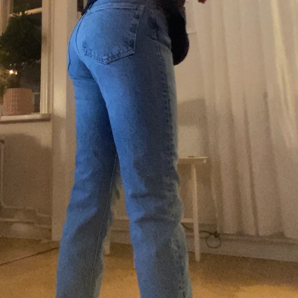 Säljer ett par super snygga och trendiga Zara jeans! Säljer pågrund av att dom inte var min stil!😍. Jeans & Byxor.