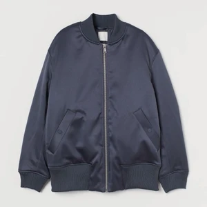 Jacka - Säljer denna oversized jacka från h&m, använd ett antal gånger men har inga skador så den är nästan som ny. Köparen står för frakten