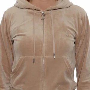 Juicy couture kofta storlek S - Ganska ny och väldigt skön juicy couture kofta i färgen beige med glitter detaljer på dragkedjan, använt den 1 gång. Köpt för 1200kr, säljer för 800kr💖