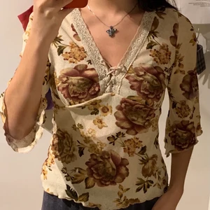 Otroligt fin blus topp - Superfin blommig tröja, lite som mesh tyg men den är inte genomskinlig, används sällan💕