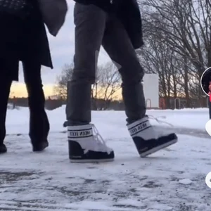 Moonboots🌨⛄️⛄️❄️ - Säljer dessa ursnygga skor som jag köpte för ett år sen, bra skick då de använts få gånger! BUD: 950💕 DIREKTKÖP 1000kr