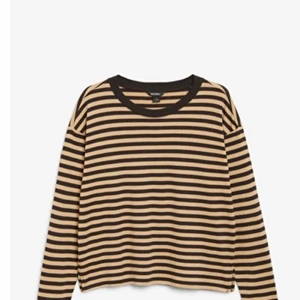 Randig tröja  - Säljer denna brun och svarta randiga tröjan från monki för 50kr samt frakt, den är aldrig använd och i storlek xs men jag skulle säga ty det är en s/m!!💕