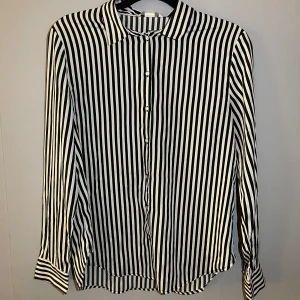 Blus från H&M  - Fin blus i mycket bra skick🥰