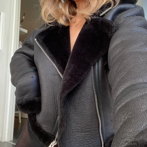 Skit snygg Vinterjacka  - Säljer min vinterjacka från bikbok. Den har aldrig kommit till användning då jag har flera, den är alltså endast testad. Köptes förra året för 699 och säljs för 299🖤 storlek xs men passar även s och m då den är lite större i storleken. 